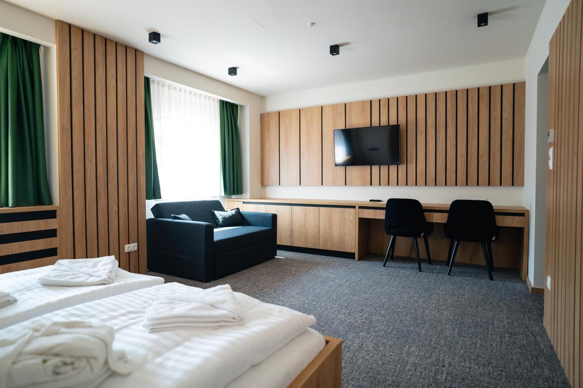 Hunor Hotel Es Etterem Vásárosnamény Exteriör bild
