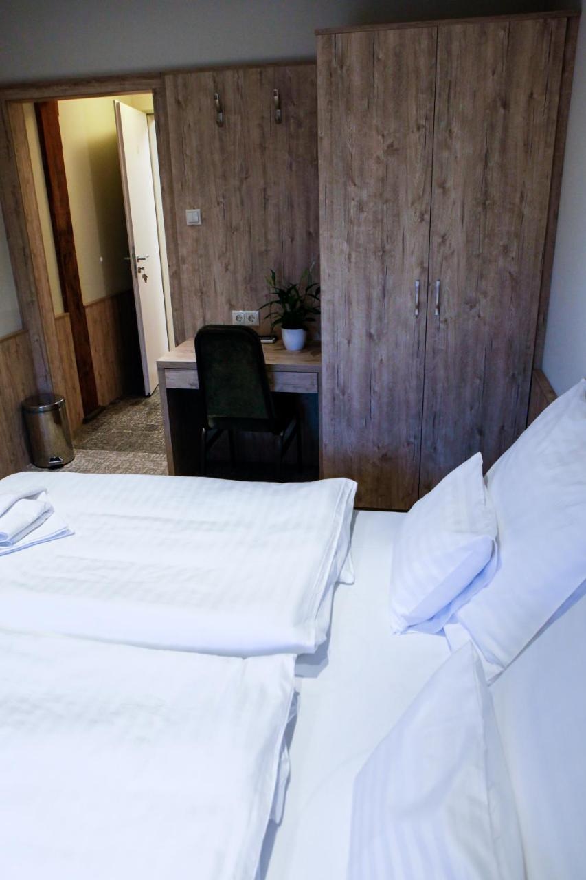 Hunor Hotel Es Etterem Vásárosnamény Exteriör bild